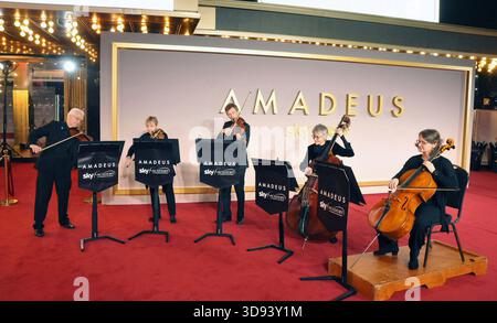 Londra, Regno Unito. 2 dicembre 2025. Atmosfera alla prima mondiale della TV "Amadeus", Odeon Luxe Leicester Square, Leicester Square, martedì 2 dicembre 2025 a Londra, Inghilterra, Regno Unito. CAP/CAN © CAN/Capital Pictures credito: Capital Pictures/Alamy Live News Foto Stock