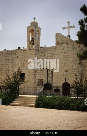 Chiesa di Sant'Elia ad Hamat, Libano, una chiesa dall'architettura tradizionale, ambientata sulla collina costiera e dall'atmosfera mediterranea serena. Foto Stock