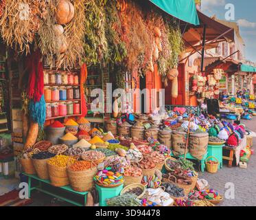 Marrakech, Marocco - 13 novembre 2018: Colorato mercato marocchino a Jemaa el-Fnaa Foto Stock