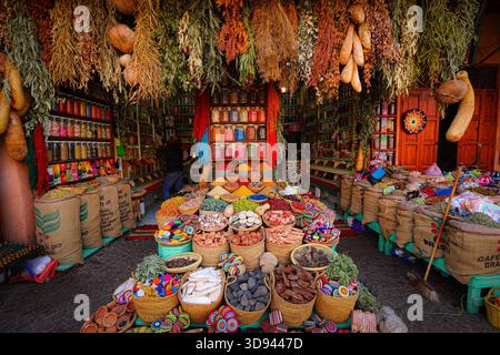 Marrakech, Marocco - 13 novembre 2018: Colorato mercato marocchino a Jemaa el-Fnaa Foto Stock
