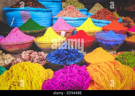 Selezione di spezie su un tradizionale mercato marocchino (souk) in Marrakech Marocco Foto Stock
