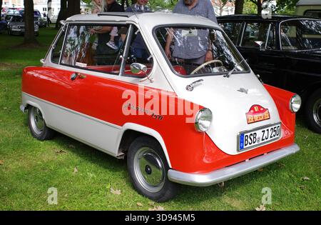Bad Bentheim, Germania - 13 luglio 2025 Un'auto che vedi raramente! La Zündapp Janus 750 è un modello di microcar prodotto dalla Zündapp in Germania tra il 1957 e il 1958, Foto Stock