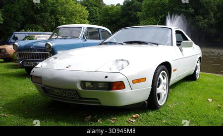 Bad Bentheim, Germania - 13 luglio 2025 Una Porsche 928 bianca su un incontro di auto d'epoca Foto Stock