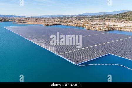 (NOTA DELL'EDITORE: Immagine scattata con un drone)Vista del parco solare galleggiante di Peyrolles-en-Provence. Si tratta del primo progetto di questo tipo in Francia, con oltre 43.000 pannelli fotovoltaici installati su un corpo idrico, generando 14,7 MWp di potenza. Foto Stock