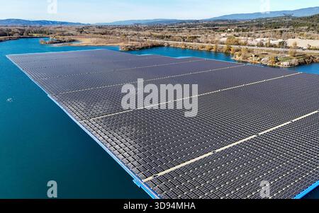 (NOTA DELL'EDITORE: Immagine scattata con un drone)Vista del parco solare galleggiante di Peyrolles-en-Provence. Si tratta del primo progetto di questo tipo in Francia, con oltre 43.000 pannelli fotovoltaici installati su un corpo idrico, generando 14,7 MWp di potenza. Foto Stock