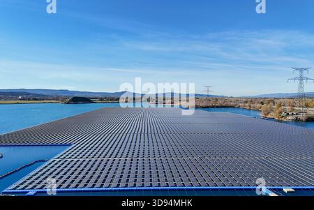 (NOTA DELL'EDITORE: Immagine scattata con un drone)Vista del parco solare galleggiante di Peyrolles-en-Provence. Si tratta del primo progetto di questo tipo in Francia, con oltre 43.000 pannelli fotovoltaici installati su un corpo idrico, generando 14,7 MWp di potenza. Foto Stock