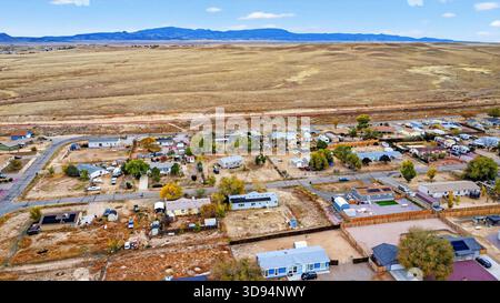 Vista dell'area urbana, panoramica del complesso residenziale adiacente alla vasta pianura naturale e sullo sfondo delle montagne Foto Stock