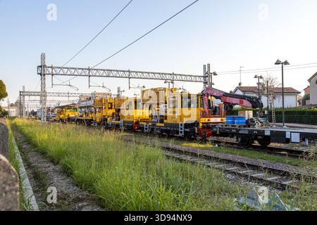 Piove di sacco, Padova, Italia - 11 agosto 2025: Lavori di manutenzione ed elettrificazione della linea Adria-Mestre alla stazione di piove di sacco Foto Stock
