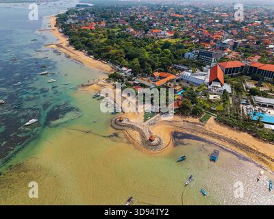 Paesaggio tropicale panoramico della costa di Sanur a Bali, che mostra hotel e vegetazione lussureggiante Foto Stock