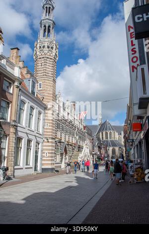 Alkmaar, Paesi Bassi 28 giugno 2025, la strada "Langestraat" con vista sul municipio e sulla chiesa di San Lorenzo Foto Stock