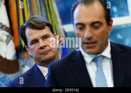 Washington, Stati Uniti. 3 dicembre 2025. L'amministratore delegato di Ford Jim Farley (L) ascolta il CEO di Stellantis Antonio Filosa (R) mentre il presidente degli Stati Uniti Donald Trump annuncia i cambiamenti agli standard di economia dei carburanti presso l'Ufficio ovale della Casa Bianca a Washington, DC, mercoledì 3 dicembre 2025. Trump ha annunciato un rollback degli standard di efficienza del carburante per auto e camion stabiliti dall'amministrazione Biden, rendendo più facile per le case automobilistiche vendere veicoli alimentati a gas. Foto di Will Oliver/UPI Credit: UPI/Alamy Live News Foto Stock