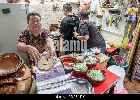 Città del Messico, Messico, Xochimilco, caffetteria del ristorante Dalia, donna ispanica che prepara tortillas fatte a mano, cucina con pentole a vapore, ciotole di salsa rossa, shr Foto Stock