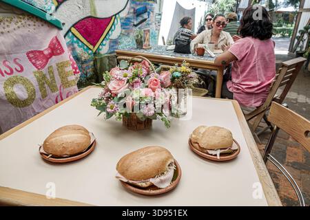 Città del Messico, Messico, Xochimilco, caffetteria del ristorante Dalia, pane al tavolo, tortine, fiori al centro, donne per famiglie, adulti ispanico latino Foto Stock