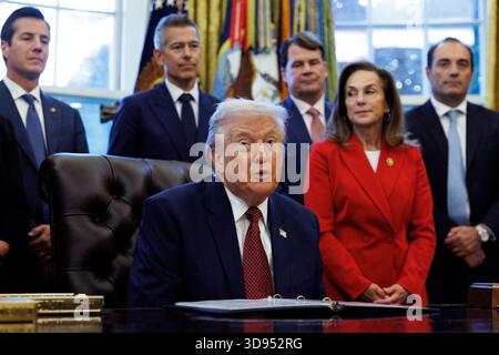Il presidente DEGLI STATI UNITI Donald Trump annuncia i cambiamenti ai nuovi standard di economia del carburante alla Casa Bianca, Washington, DC, USA. 3 dicembre 2025. EPA/WILL OLIVER/POOL Credit: Abaca Press/Alamy Live News Foto Stock