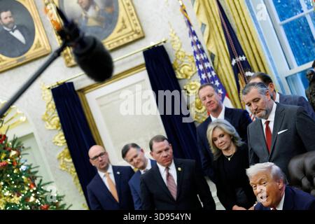 Il presidente DEGLI STATI UNITI Donald Trump annuncia i cambiamenti ai nuovi standard di economia del carburante alla Casa Bianca, Washington, DC, USA. 3 dicembre 2025. EPA/WILL OLIVER/POOL Credit: Abaca Press/Alamy Live News Foto Stock