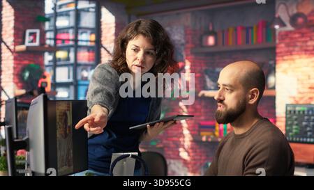 L'editor professionale utilizza software e bobine PC potenziati dall'intelligenza artificiale in un ufficio creativo, strategia di marketing utilizzata per individuare le tendenze virali e aumentare l'esposizione e i follower online. Telecamera B.. Foto Stock