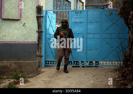 Srinagar, Jammu e Kashmir, India. 1 dicembre 2025. L'Agenzia nazionale d'inchiesta lunedì ha effettuato incursioni in circa 10 luoghi attraverso la valle del Kashmir in relazione al caso dell'esplosione di Delhi, hanno detto fonti. Le fonti hanno riferito che, in connessione con l'Agenzia anti-terrorismo, ha condotto incursioni in circa 10 luoghi, tra cui le case di Moulvi Irfan Ahmad Wagay, Dr. Adeel, Dr. Muzamil e Amir Rashid. Hanno detto che le incursioni sono in corso nei villaggi Nadigam di Shopify, Koil, Chandgam, Malangpora e Samboora di Pulwama. Le squadre stanno cercando prove che potrebbero essere collegate a TH Foto Stock