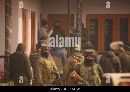 Srinagar, Jammu e Kashmir, India. 1 dicembre 2025. L'Agenzia nazionale d'inchiesta lunedì ha effettuato incursioni in circa 10 luoghi attraverso la valle del Kashmir in relazione al caso dell'esplosione di Delhi, hanno detto fonti. Le fonti hanno riferito che, in connessione con l'Agenzia anti-terrorismo, ha condotto incursioni in circa 10 luoghi, tra cui le case di Moulvi Irfan Ahmad Wagay, Dr. Adeel, Dr. Muzamil e Amir Rashid. Hanno detto che le incursioni sono in corso nei villaggi Nadigam di Shopify, Koil, Chandgam, Malangpora e Samboora di Pulwama. Le squadre stanno cercando prove che potrebbero essere collegate a TH Foto Stock