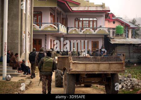 Srinagar, Jammu e Kashmir, India. 1 dicembre 2025. L'Agenzia nazionale d'inchiesta lunedì ha effettuato incursioni in circa 10 luoghi attraverso la valle del Kashmir in relazione al caso dell'esplosione di Delhi, hanno detto fonti. Le fonti hanno riferito che, in connessione con l'Agenzia anti-terrorismo, ha condotto incursioni in circa 10 luoghi, tra cui le case di Moulvi Irfan Ahmad Wagay, Dr. Adeel, Dr. Muzamil e Amir Rashid. Hanno detto che le incursioni sono in corso nei villaggi Nadigam di Shopify, Koil, Chandgam, Malangpora e Samboora di Pulwama. Le squadre stanno cercando prove che potrebbero essere collegate a TH Foto Stock