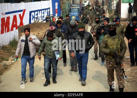 Srinagar, Jammu e Kashmir, India. 1 dicembre 2025. L'Agenzia nazionale d'inchiesta lunedì ha effettuato incursioni in circa 10 luoghi attraverso la valle del Kashmir in relazione al caso dell'esplosione di Delhi, hanno detto fonti. Le fonti hanno riferito che, in connessione con l'Agenzia anti-terrorismo, ha condotto incursioni in circa 10 luoghi, tra cui le case di Moulvi Irfan Ahmad Wagay, Dr. Adeel, Dr. Muzamil e Amir Rashid. Hanno detto che le incursioni sono in corso nei villaggi Nadigam di Shopify, Koil, Chandgam, Malangpora e Samboora di Pulwama. Le squadre stanno cercando prove che potrebbero essere collegate a TH Foto Stock