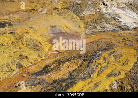 Colorate formazioni geotermiche con toni gialli e arancioni e texture ricche di minerali, area geotermica, rocce arcobaleno Tuzla, AyvacIJk, Ayvacik, Foto Stock