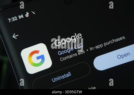 Dhaka, Bangladesh - 27 luglio 2025: Schermata che visualizza l'app Google con opzioni di apertura e disinstallazione, interfaccia scura Foto Stock