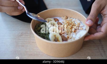Sana ciotola per la colazione con frutta e noci servita in un caffè Foto Stock