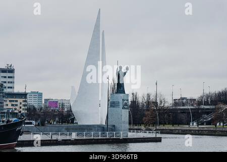 KALININGRAD, RUSSIA - 15 dicembre 2021: Monumento a Nicola il Wonderworker a Kaliningrad. Vista dal fiume Pregol Foto Stock