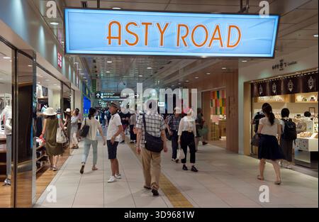 La gente si affollava nella 'Asty Road', un atrio del centro commerciale nella stazione centrale dei treni di Kyoto, sul lato sud, in Giappone. Foto Stock