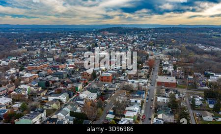 Hudson, New York, USA - 20 novembre 2025: Vista aerea di Hudson, New York lungo il fiume Hudson. Foto Stock