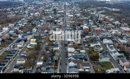 Hudson, New York, USA - 20 novembre 2025: Vista aerea di Hudson, New York lungo il fiume Hudson. Foto Stock