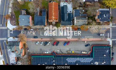Hudson, NY, USA - 20 novembre 2025: Veduta aerea di Black Lives Matter dipinta su Warren Street a Hudson, New York. Foto Stock