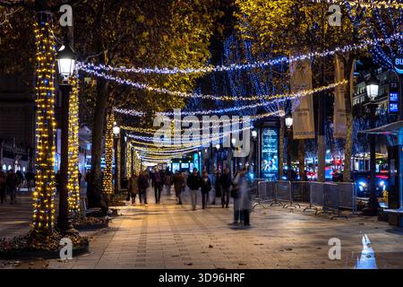 Parigi, Francia - 16 novembre 2025: Champs-Elysees a Parigi illuminati per Natale Foto Stock