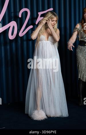 Sienna Miller partecipa ai Fashion Awards 2025 presentati da Pandora alla Royal Albert Hall Foto Stock