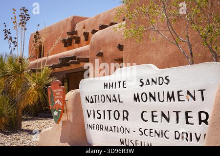 Cartello di benvenuto per l'ingresso al White Sands National Monument Visitor Center nel New Mexico, Stati Uniti Foto Stock