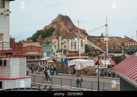 Monte Prometheus, il centro della misteriosa area dell'isola, visto accanto all'area del lungomare americano a Tokyo DisneySea, in Giappone Foto Stock