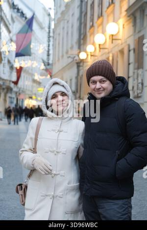 Coppia felice che posa in una romantica strada europea. Foto Stock