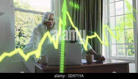 Donna pendente in camicetta bianca, uomo che utilizza il laptop accanto alle finestre del giardino a casa, grafico verde neon Foto Stock