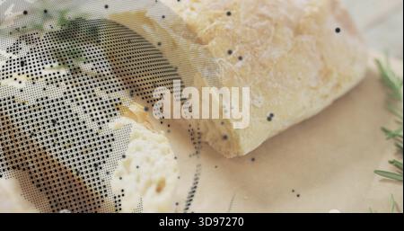 Presenta un cuneo di formaggio invecchiato sbriciolato su pergamena su legno con rosmarino, briciole, mezzitoni Foto Stock