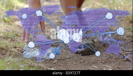 Donna accovacciata in cerca di una bottiglia di plastica schiacciata sul sentiero sterrato, con sneakers, sovrapposizione mappa viola Foto Stock