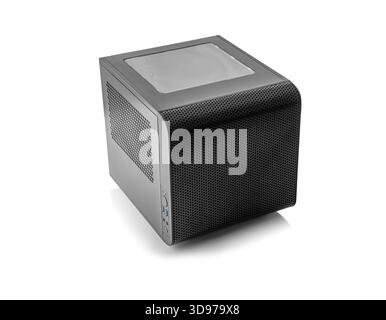 Custodia per computer nera, compatta e a forma di cubo isolata su sfondo bianco. Foto Stock