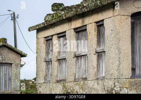 Struttura tradizionale di stoccaggio del mais del Portogallo settentrionale. Foto Stock