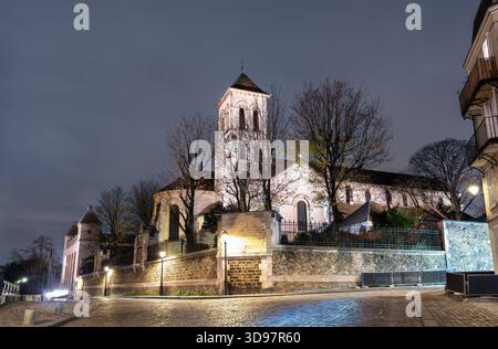 La chiesa medievale di Saint-Pierre de Montmartre sorge sulla collina di Montmartre a Parigi, in Francia. Edificio storico in pietra con campanile vicino al Sacro cuore nella regione dell'Ile-de-France Foto Stock