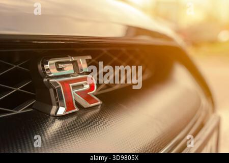Almaty, Kazakistan - 17 luglio 2025: Logo Nissan GT-R sulla griglia del radiatore. Supercar giapponese Foto Stock