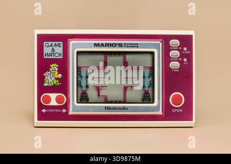 Pavia, Lombardia, Italia - 27 dicembre 2024: Console portatile Nintendo Game and Watch Mario's Cement Factory, 1983. La serie Game and Watch è stata globale Foto Stock