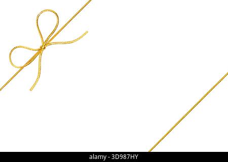 Corda d'oro con arco a maglia isolata su sfondo bianco Foto Stock