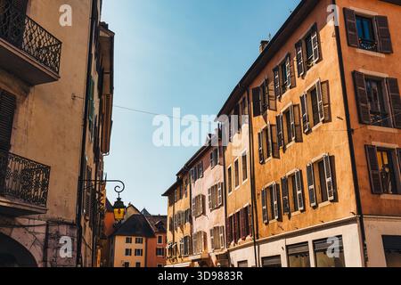 Edificio residenziale vecchio stile vintage con finestra e balcone in via europea in Francia Foto Stock