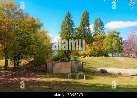 Piccolo bagno pubblico circondato da un colorato parco autunnale e da uno spazio verde in nuova Zelanda Foto Stock
