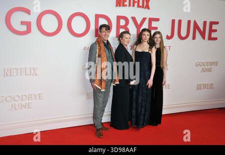 Londra, Regno Unito. 3 dicembre 2025. Nancy Hannan (2° da destra) e la famiglia alla prima mondiale del film "Goodbye June", Curzon Mayfair, Curzon Street, mercoledì 03 dicembre 2025 a Londra, Inghilterra, Regno Unito. CAP/CAN © CAN/Capital Pictures credito: Capital Pictures/Alamy Live News Foto Stock