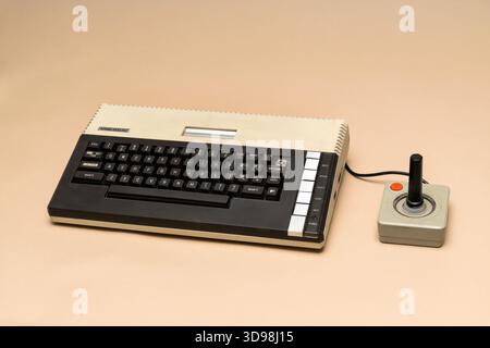 Pavia, Lombardy, Italy - December 8, 2024: Atari 800XL home computer from 1983 at Ctrl+Alt Museum. It was a Commodore 64 competitor, but it was not ab Foto Stock